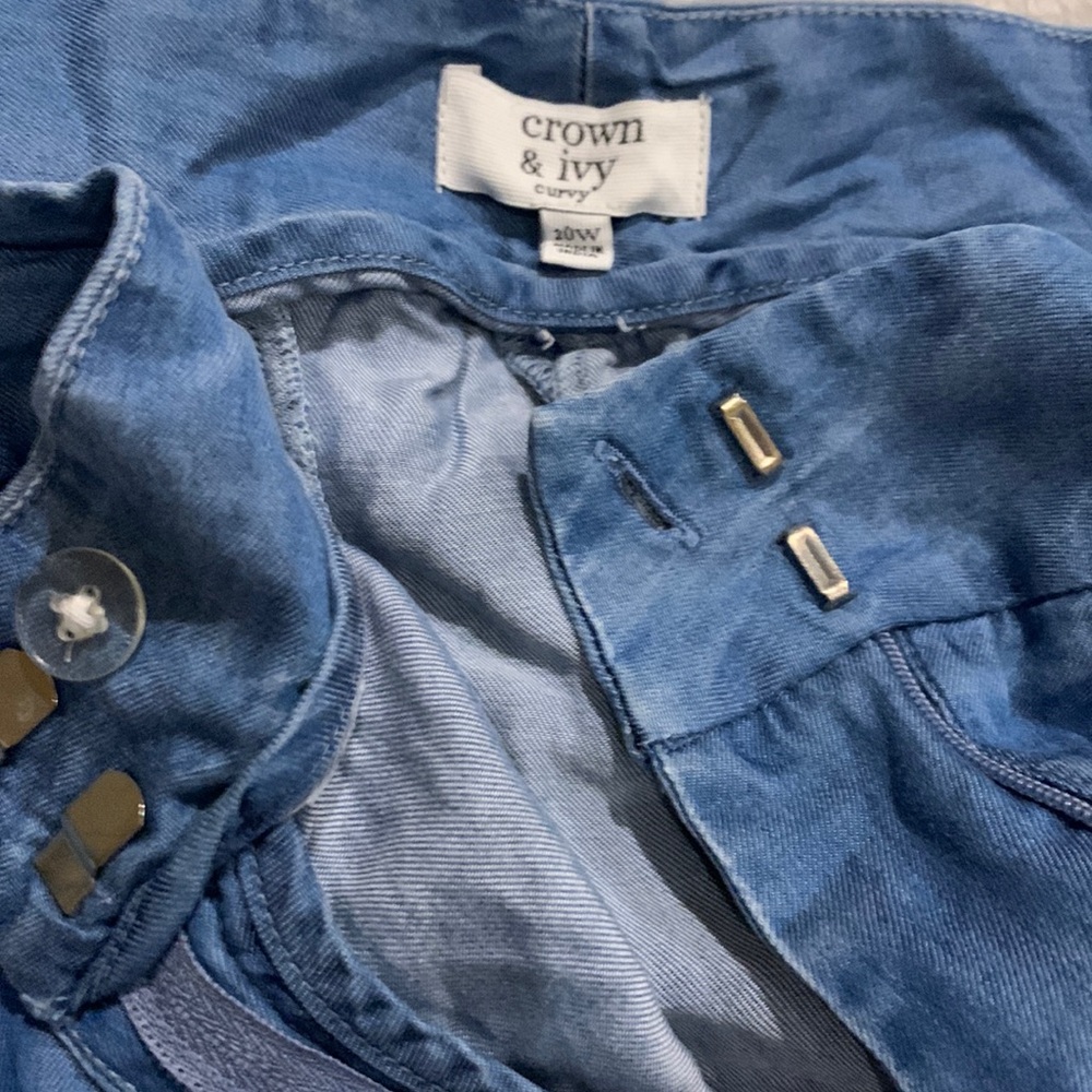 20w soft denim color scalloped shorts.